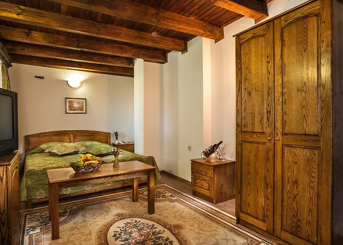 Elenski Riton Complex Средни Колиби